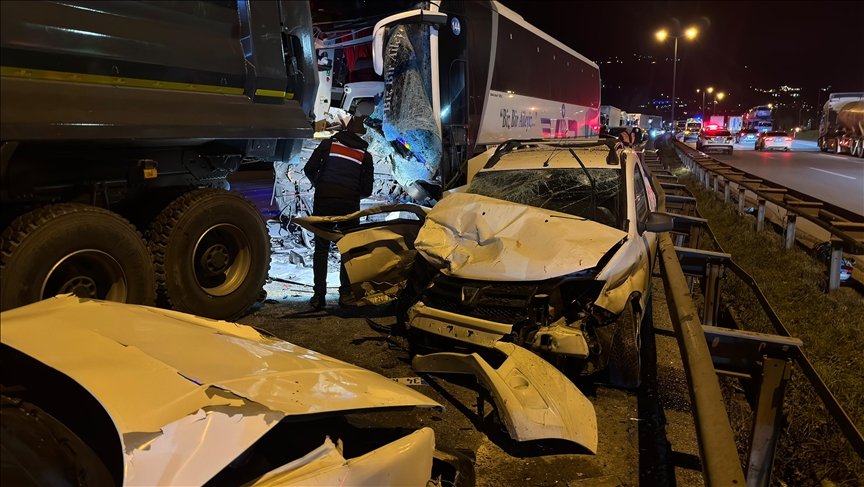 Anadolu Otoyolu Sakarya Geçişinde Kaza: 1 Ölü, 27 Yaralı