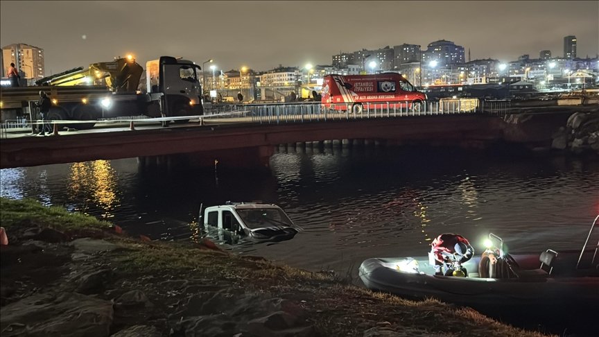 Bakırköy'de Kaza Geçiren Zabıta Aracı Suya Uçtu