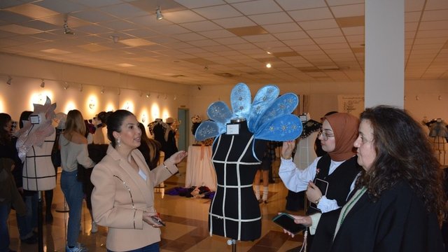 Ege Moda Tasarım Öğrencileri Atık Kumaşları Sanata Çevirdi