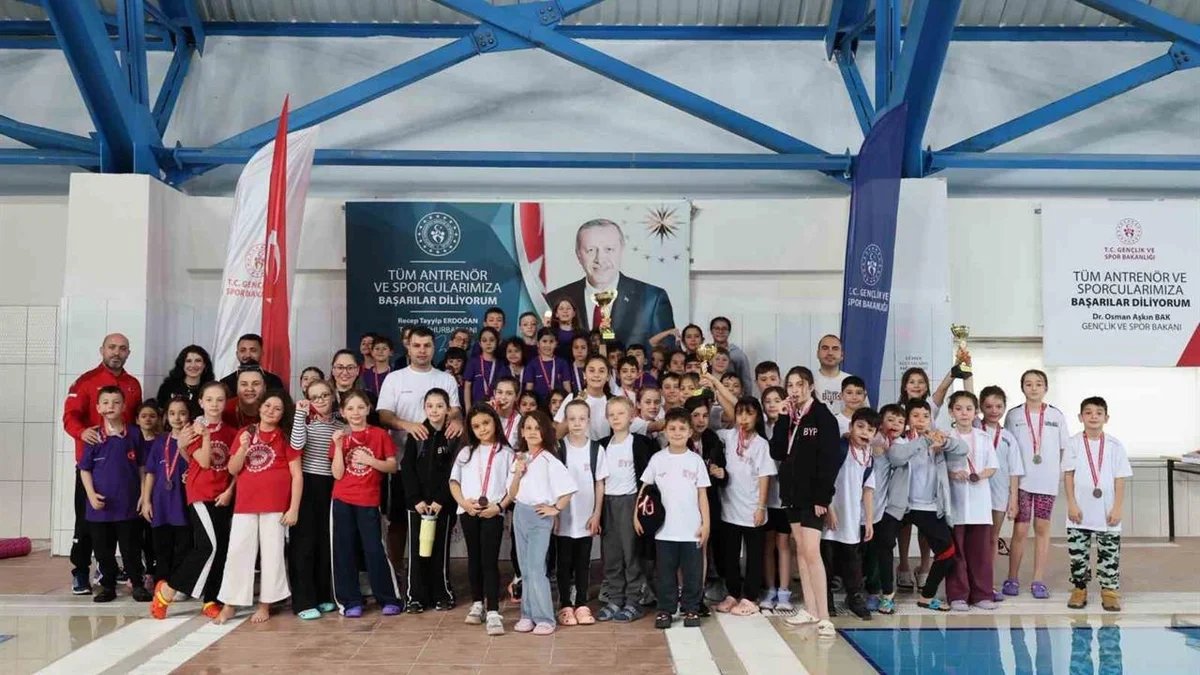 Bilecik Bahçelievler'deki Yüzme Yarışmasında Minik Yüzücüler Sahne Aldı