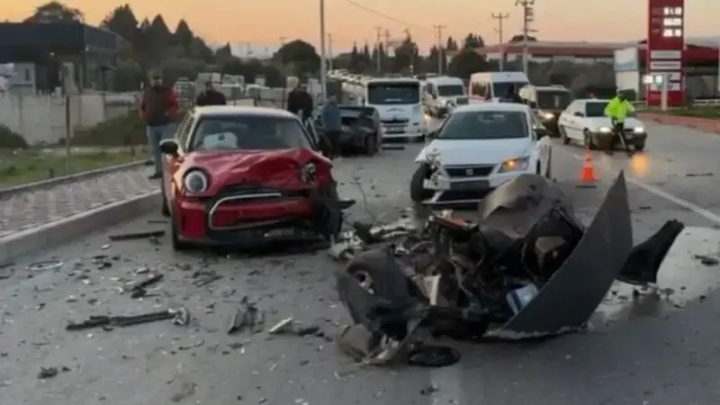 İzmir'de Zincirleme Trafik Kazası: Üç Kişi Yaralandı