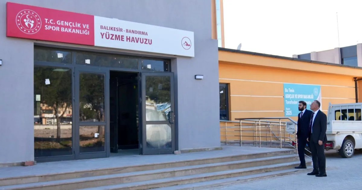 Bandırma'da Gençlik Merkezi ve Yüzme Havuzuna Göz Atma