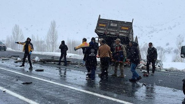 Tatvan'da Korkunç Trafik Kazası: 2 Can Kaybı, 5 Yaralı