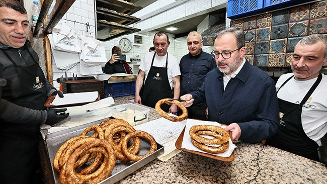 AK Parti İzmir Vekili Kasapoğlu, Gençlerle Sahurda Bir Araya Geldi