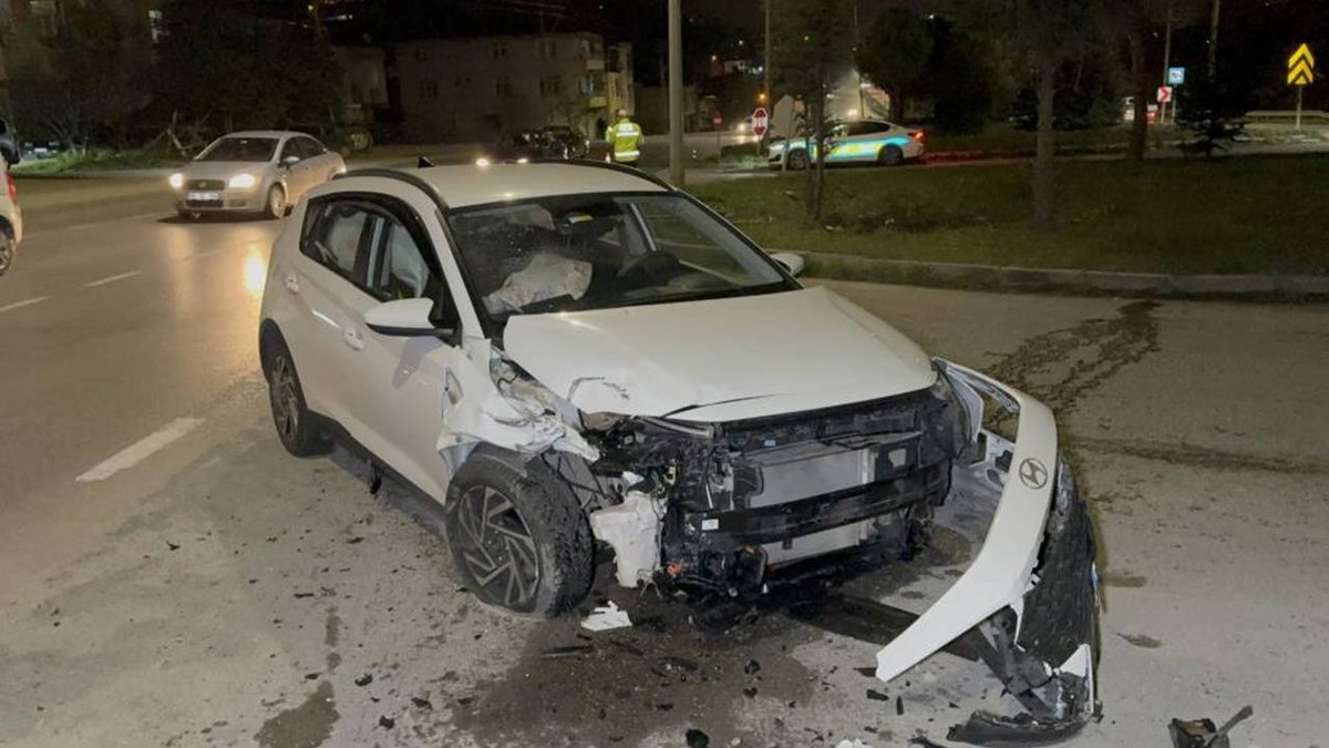 9 Yıl Sonra Aynı Kavşakta Tekrar Kaza: 2 Yaralı Bulundu