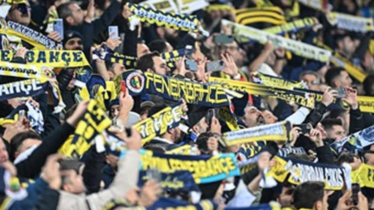 Fenerbahçeli Futbolcu Maçtan Önce Sigara İçerken Görüntülendi! Taraftarlar İsyan Etti