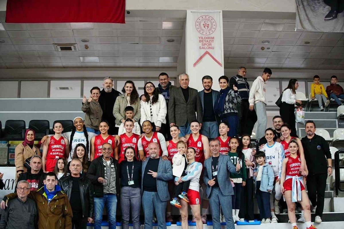 Manisa'nın Tek Kadın Basketbol Ekibi Zirveye Oynuyor