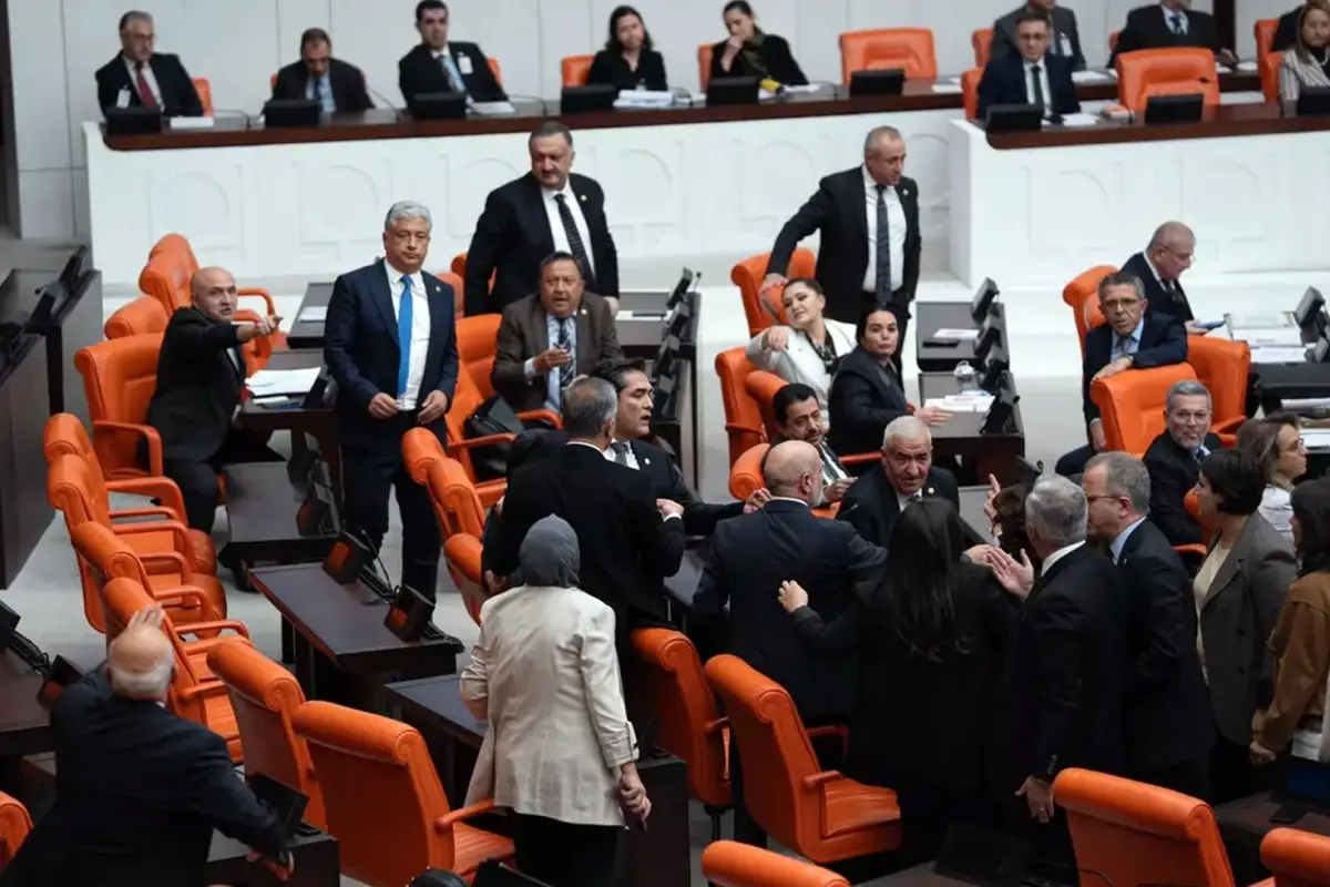 Meclis kargaşası: Milletvekilleri birbirine saldırdı!