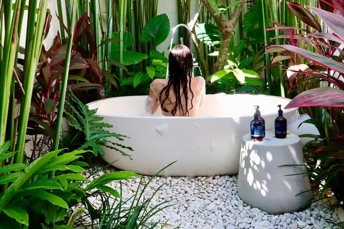 Rabia Soytürk'ten cesur küvet pozunu paylaştı