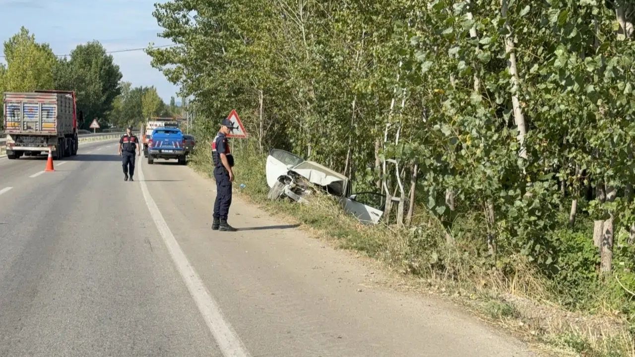 Tokat’ta Feci Kaza Elektrik Direğine Çarpan Otomobilde Can Verdi