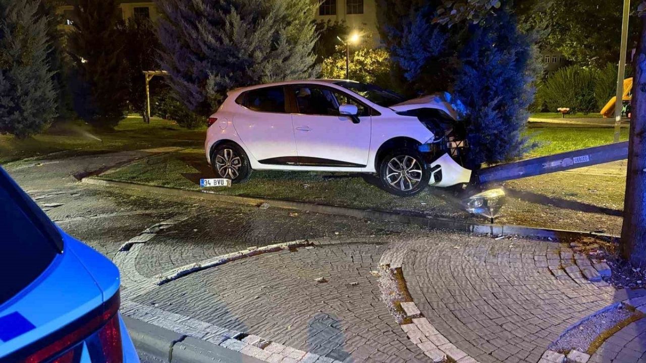 Kayseri’de Kontrolden Çıkan Otomobil Elektrik Direğine Çarptı