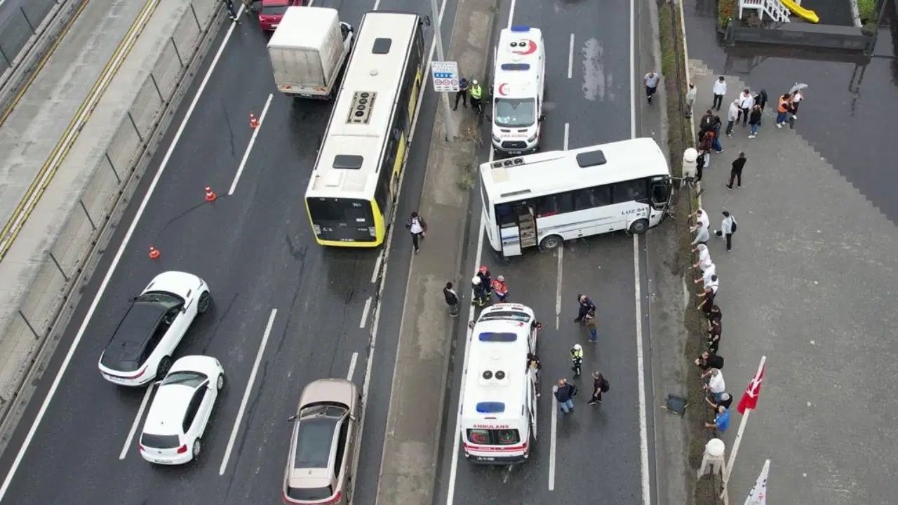 Avcılar’da THY Servis Minibüsü Kaza Yaptı: 11 Kişi Yaralandı
