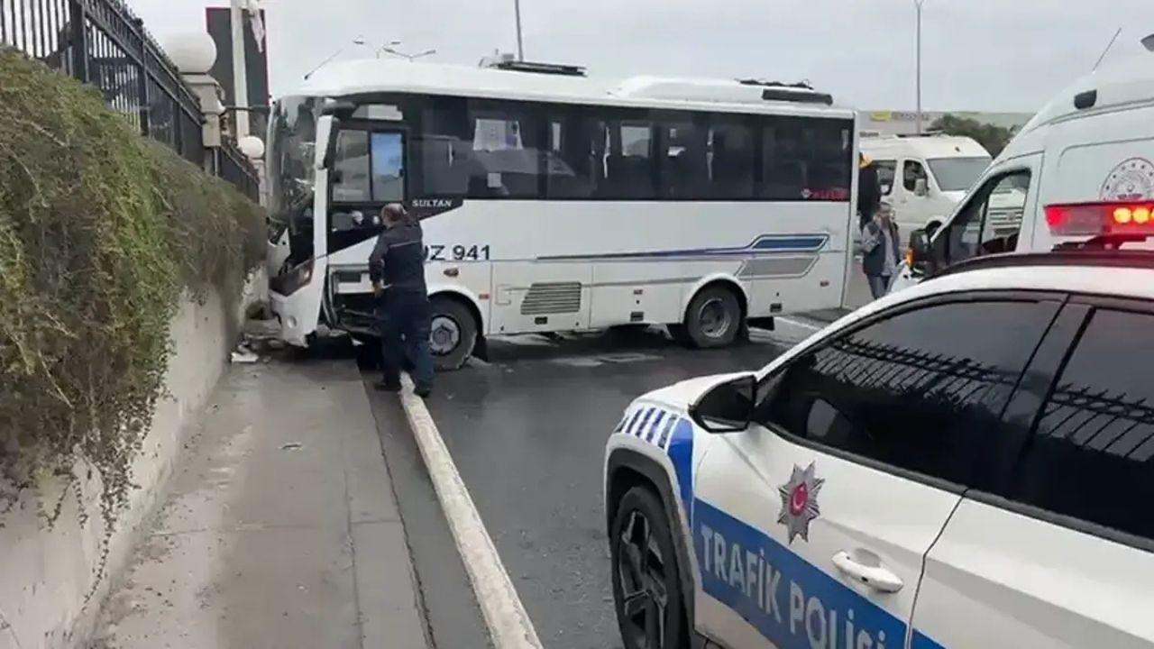 Avcılar’da Servis Midibüsü Kaza Yaptı: 9 Kişi Yaralandı