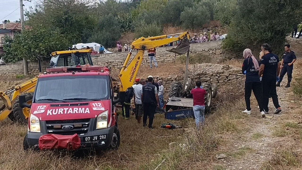 Antalya’da Traktör Devrildi: Edebiyat Öğretmeni Hayatını Kaybetti