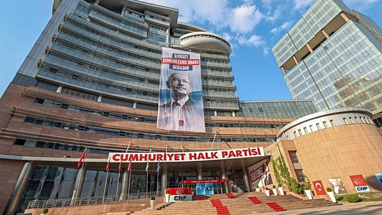 CHP Genel Merkezi’ne “Siyaset Zenginleşme Aracı Değildir” Pankartı