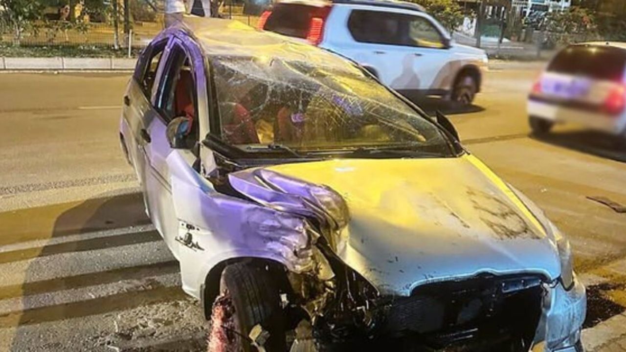 Alanya’da Feci Kaza: Otomobil Yayaya ve Duraktakilere Çarptı