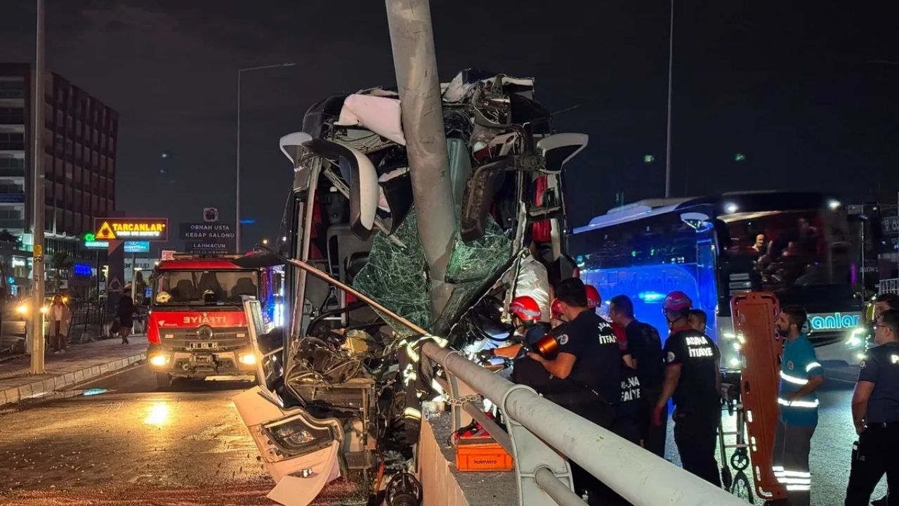 Adana’da Yolcu Otobüsü Alt Geçide Çarptı: 11 Yaralı