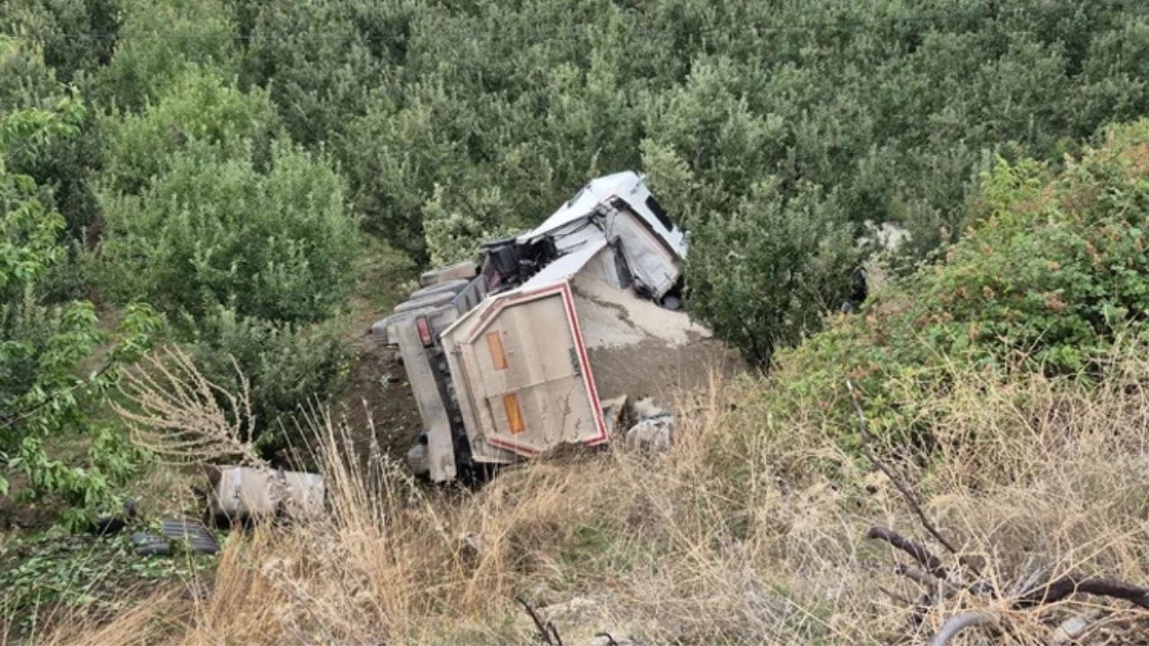 Isparta’da TIR Elma Bahçesine Uçtu, Sürücü Can Verdi
