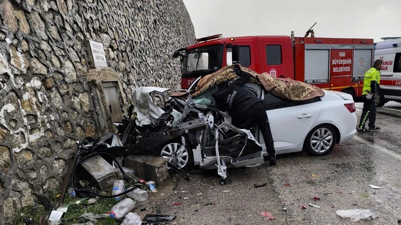 Van Gevaş’ta Feci Kaza: Otomobil Kamyonete Çarptı, 3 Yaralı