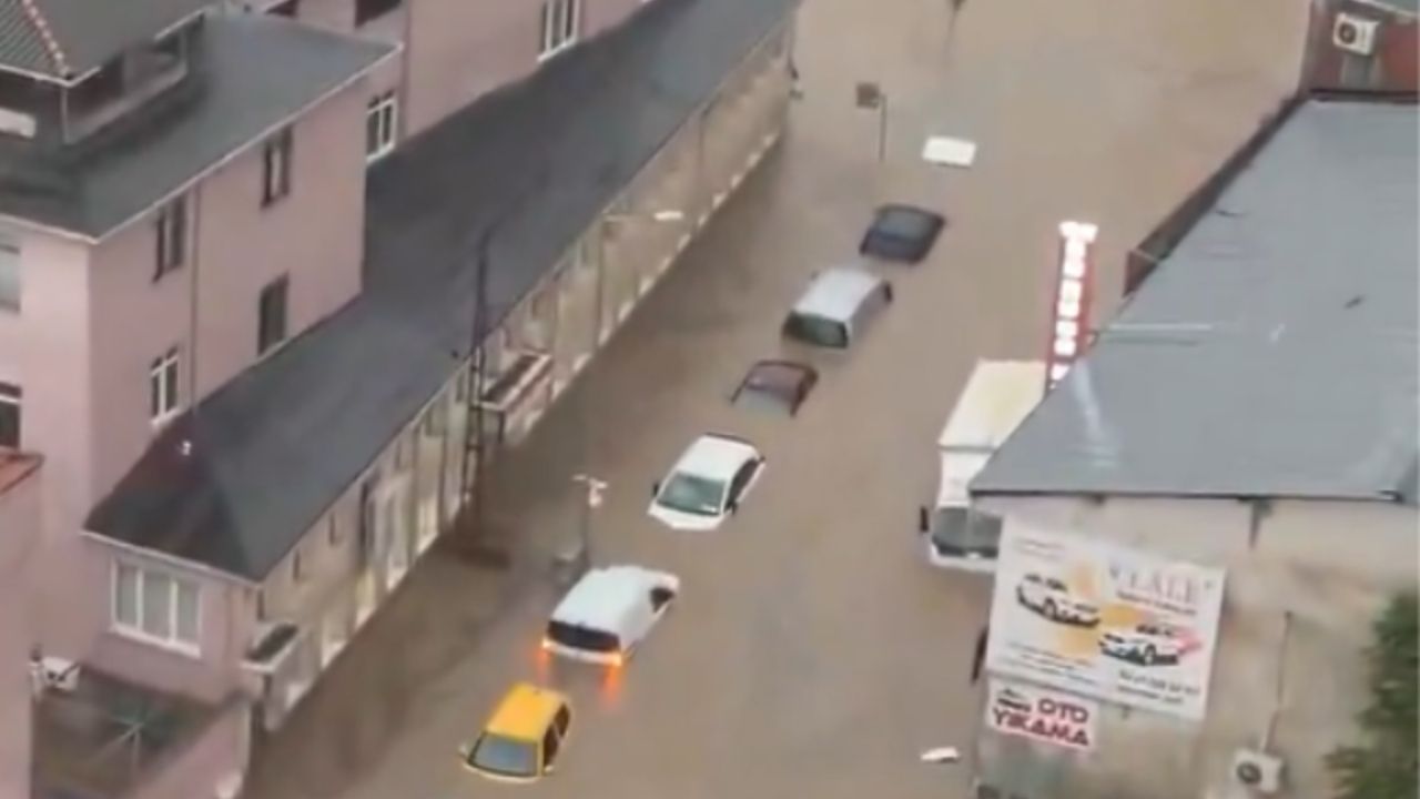 Sarıyer’de sağanak felaketi! Onlarca araç sel sularına gömüldü
