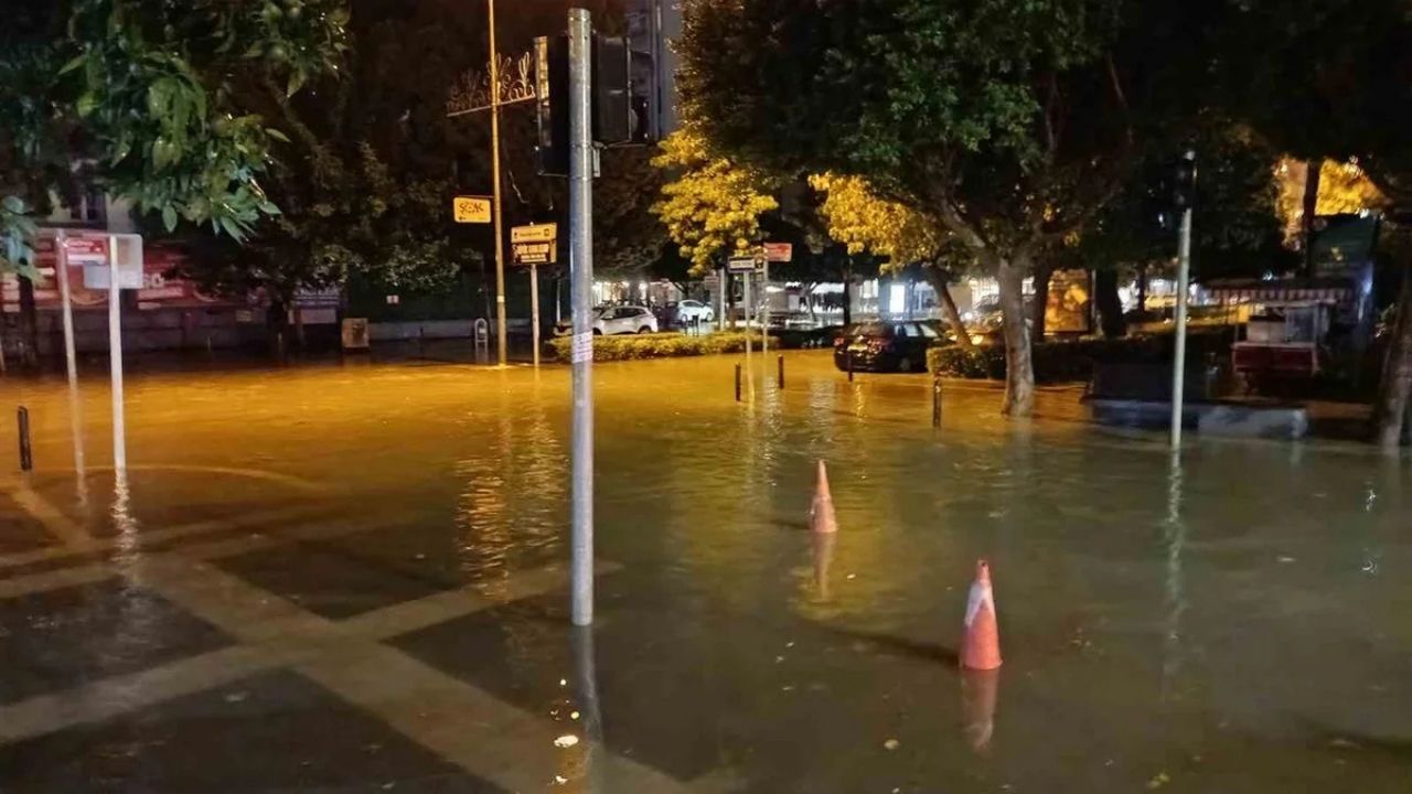 Adana’da 45 Dakikalık Sağanak Hayatı Olumsuz Etkiledi