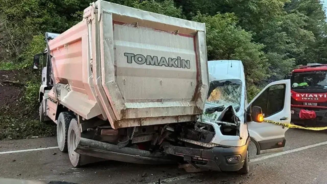 Ordu’da yolcu minibüsü kamyonla çarpıştı: 1 ölü, 23 yaralı