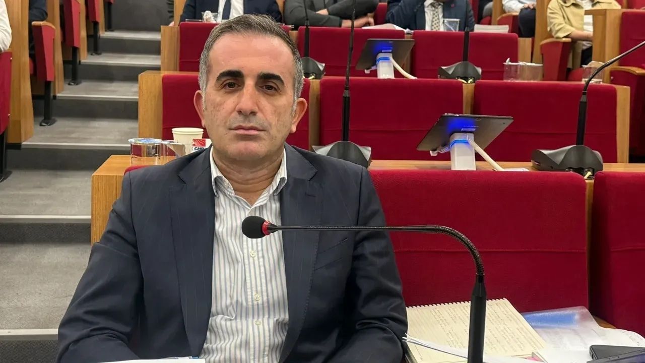 CHP’li Candaş Yeter’den İzmir Büyükşehir’de üç görevden istifa