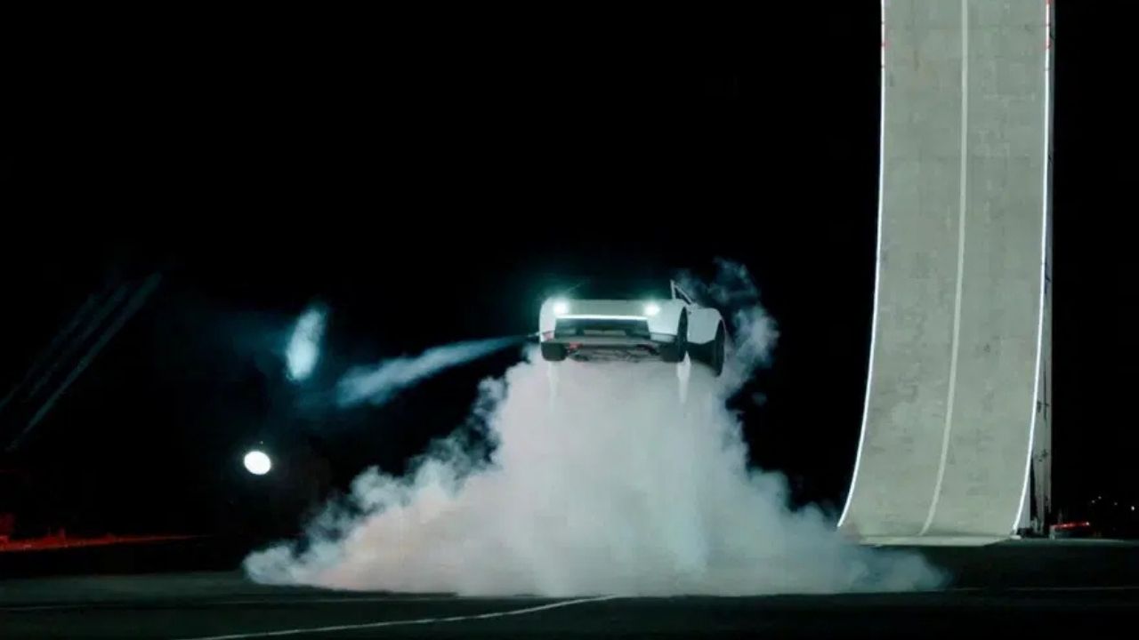 Elon Musk’tan uçan Tesla şovu: Roadster havada takla attı