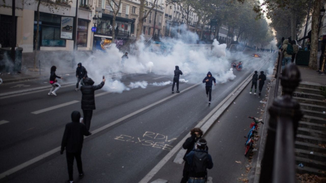Fransa’da protestolar hükümeti sarstı: Macron istifayı reddetti