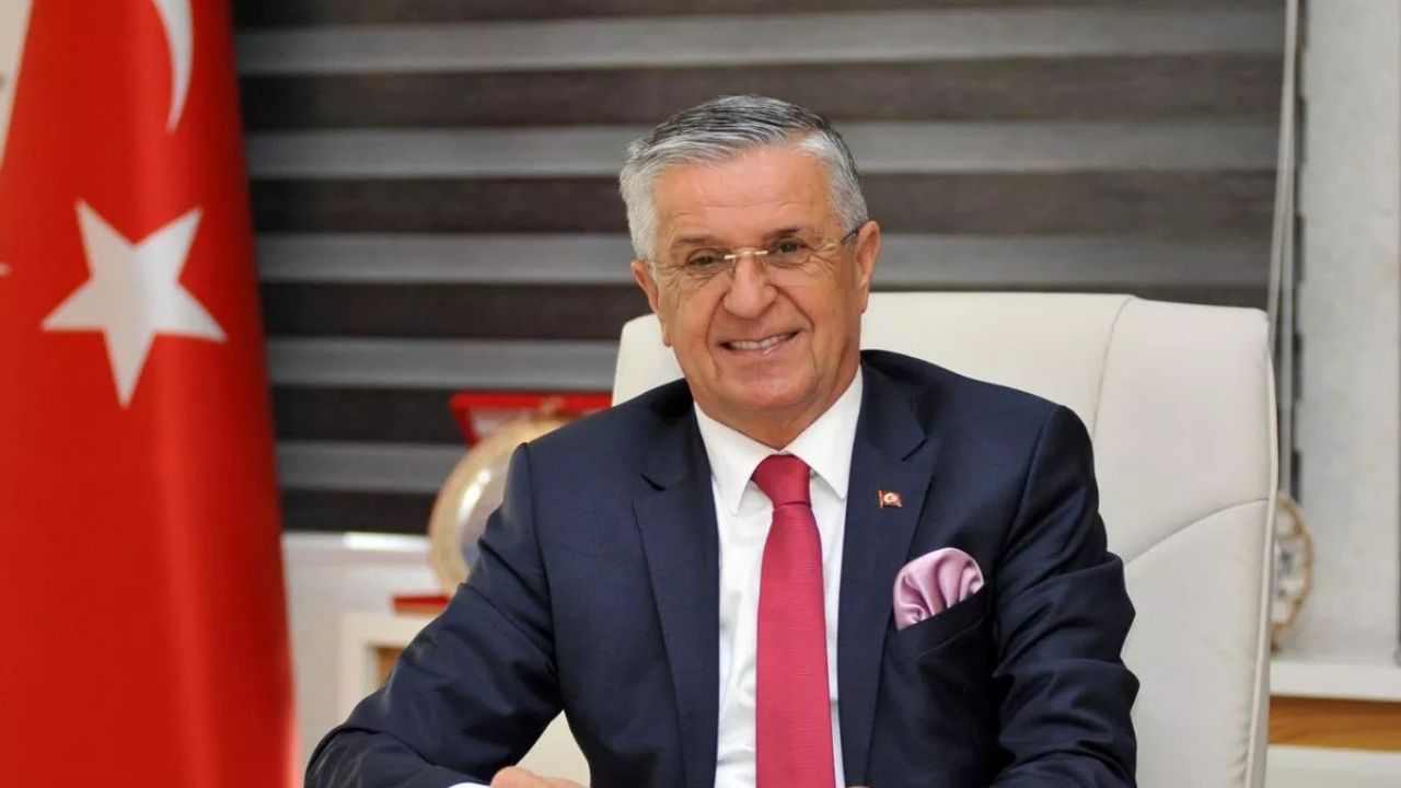 Kemer Belediye Başkanı Topaloğlu ve 8 meclis üyesi CHP’den ayrıldı