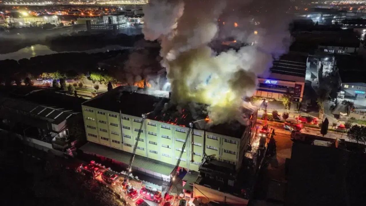 Tuzla’da Ayakkabı Fabrikasında Yangın: Alevler İki Metreye Ulaştı
