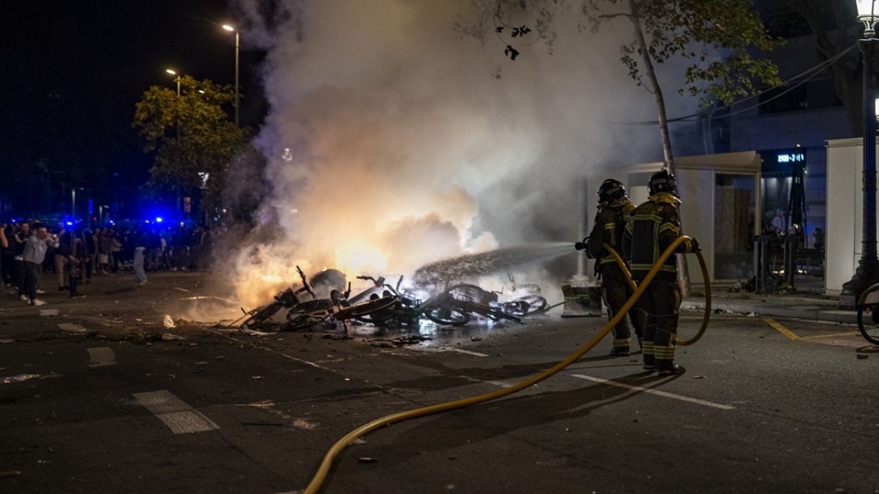 Barselona’da Gençlik Protestoları Şiddetlendi: 100 Kişi Gözaltında