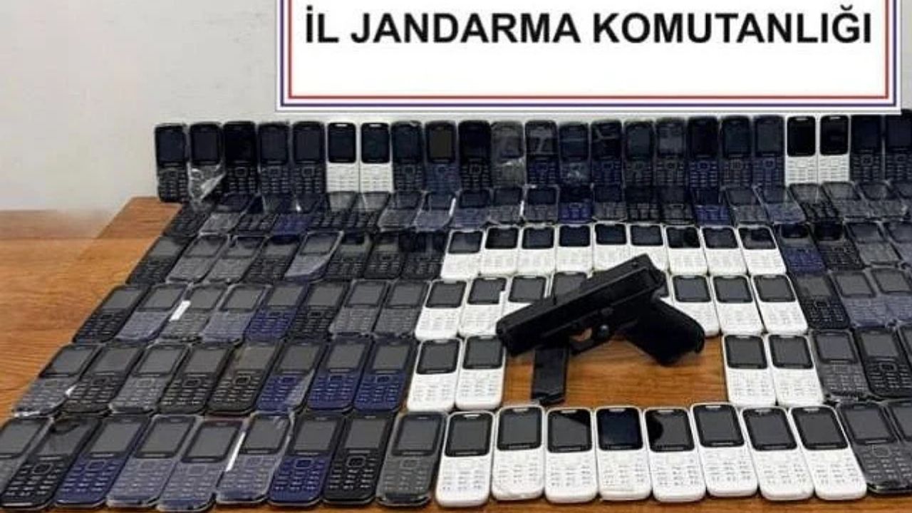 Hakkari’de Kaçakçılık Operasyonu: 142 Cep Telefonu Ele Geçirildi