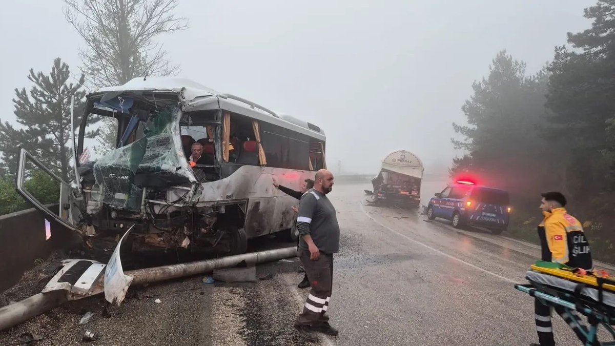 Bolu’da Sisli Yolda Feci Kaza: Yolcu Minibüsü ile LNG Tankeri Çarpıştı, 3 Kişi Ağır Yaralı
