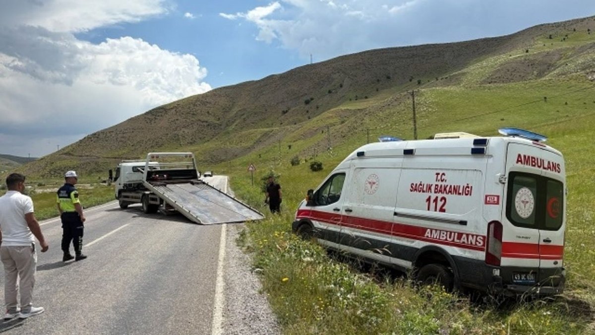 Bulanık’ta Ambulans Şarampole Yuvarlandı: Faciadan Dönüldü