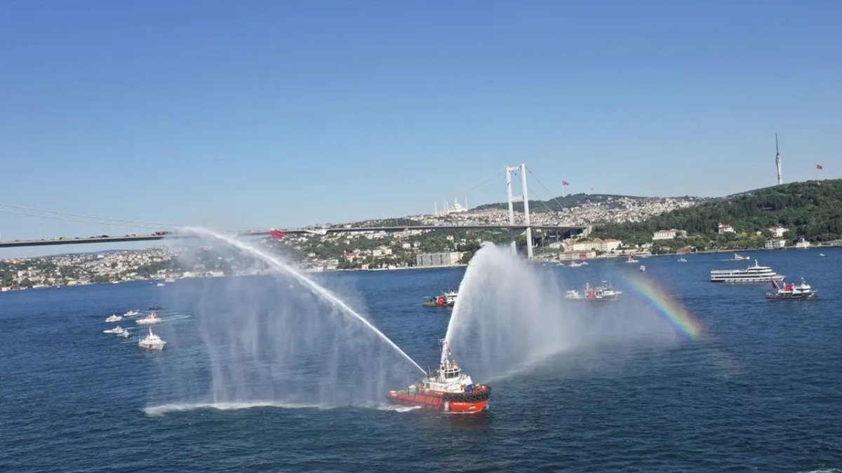 Boğazda 253 Gemili Anlamlı Kortej Şehitler İçin Türk Bayraklarıyla Selam Duruldu