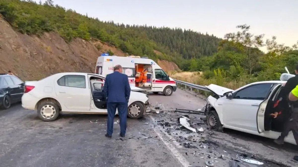 Kastamonu’da Feci Kaza: İki Otomobil Çarpıştı, 4 Kişi Yaralandı