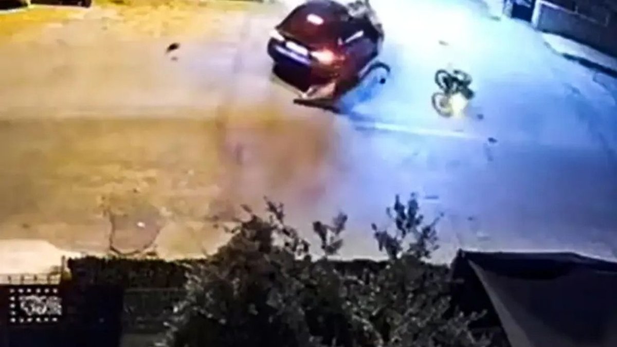 Mersin’de dehşete düşüren kaza: Çarptığı motosikletlilerin üzerinden geçip kaçtı