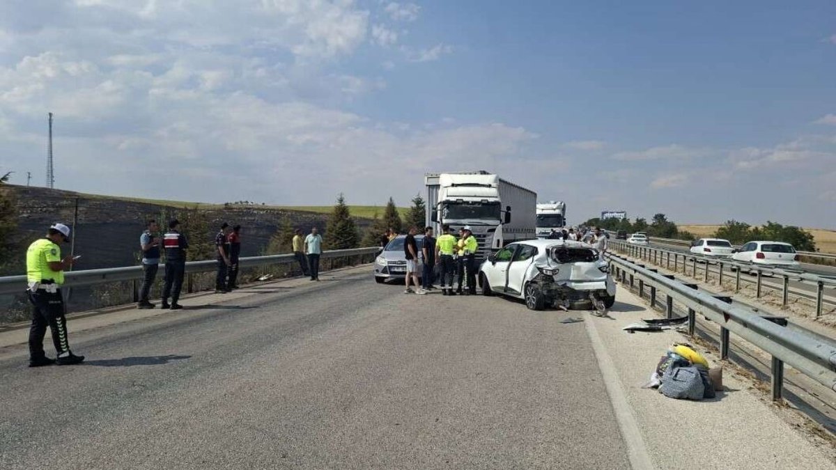 Afyon-Dinar yolunda korku dolu anlar: Anız yangını çıktı, zincirleme kaza nedeniyle ulaşım durdu