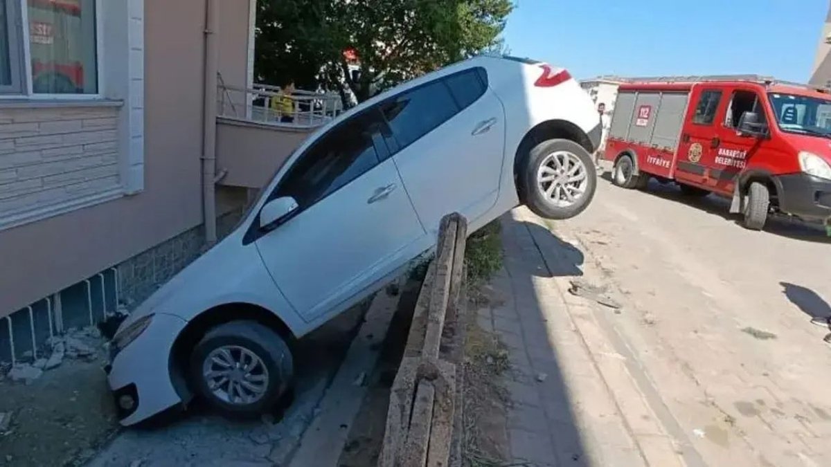 Kontrolden Çıkan Otomobil Bahçe Duvarında Asılı Kaldı