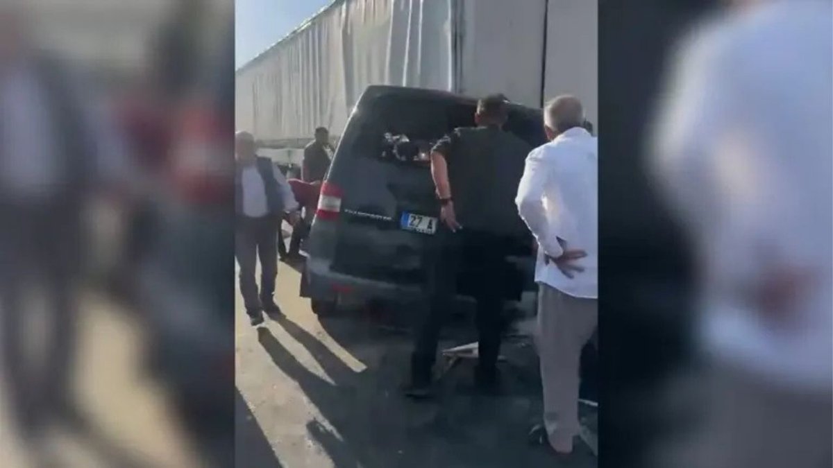 Şanlıurfa’da Feci Kaza: Minibüs TIR’a Arkadan Çarptı, 2 Kişi Hayatını Kaybetti