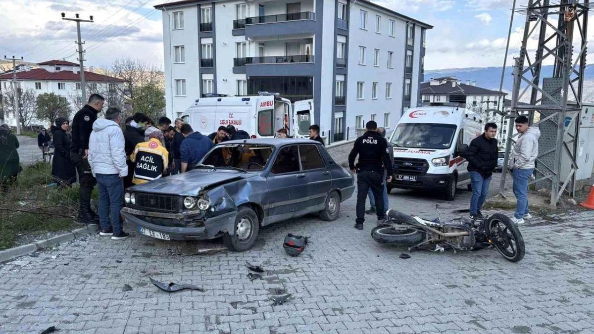Kastamonu Tosya’da Kaza: Otomobil ile Motosiklet Çarpıştı, 3 Kişi Yaralandı