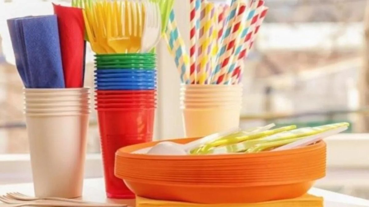 Tek kullanımlık plastiklere yıl sonu freni: Çatal, pipet ve bardaklar yasaklanıyor