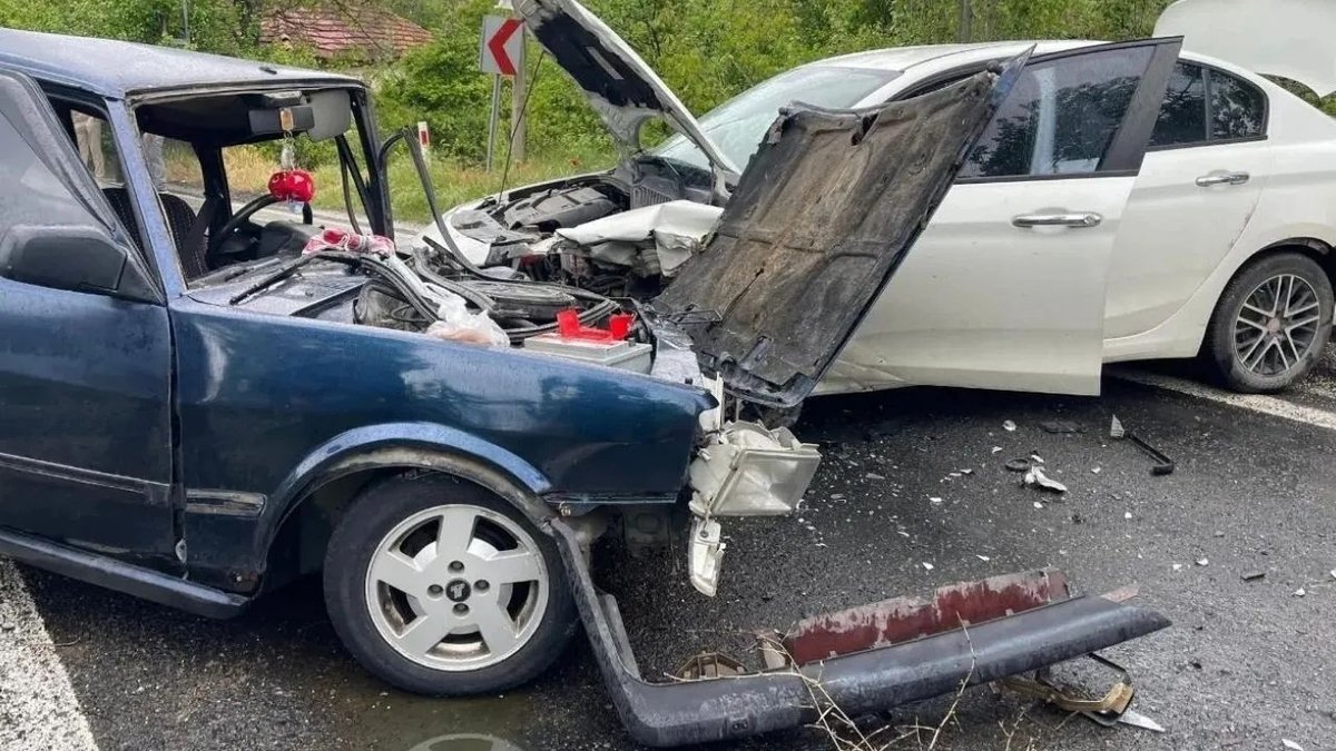 Afyonkarahisar’da Köprüde Feci Kaza: İki Otomobil Çarpıştı, 4 Kişi Yaralandı