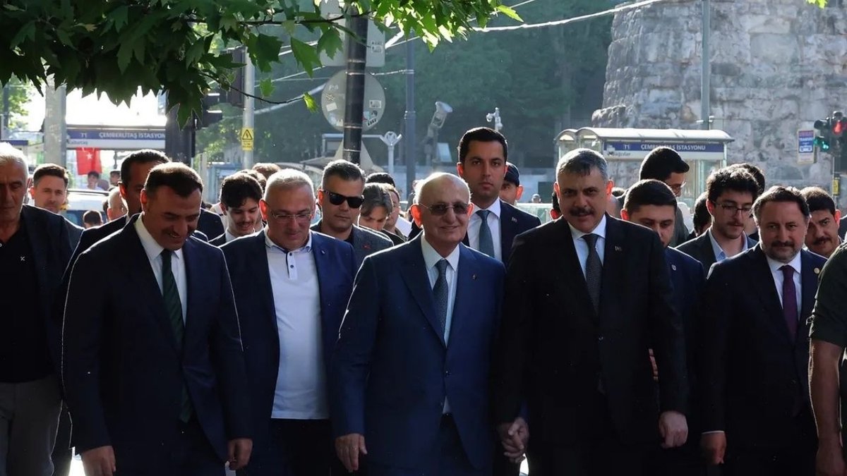Hafız Bakan Mustafa Çiftçi, Fatih Sultan Mehmed Han Türbesinde Fetih Suresi’ni Tilavet Etti