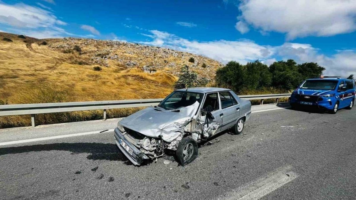 Bilecik'te Kamyonun Otomobile Çarpması Sonucu 1 Kişi Yaralandı