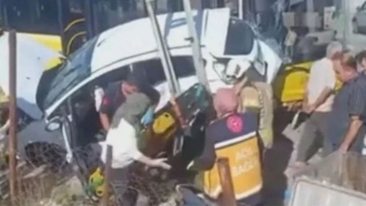 Sultanbeyli'de İETT Otobüsü İle Otomobil Çarpıştı: 4 Yaralı