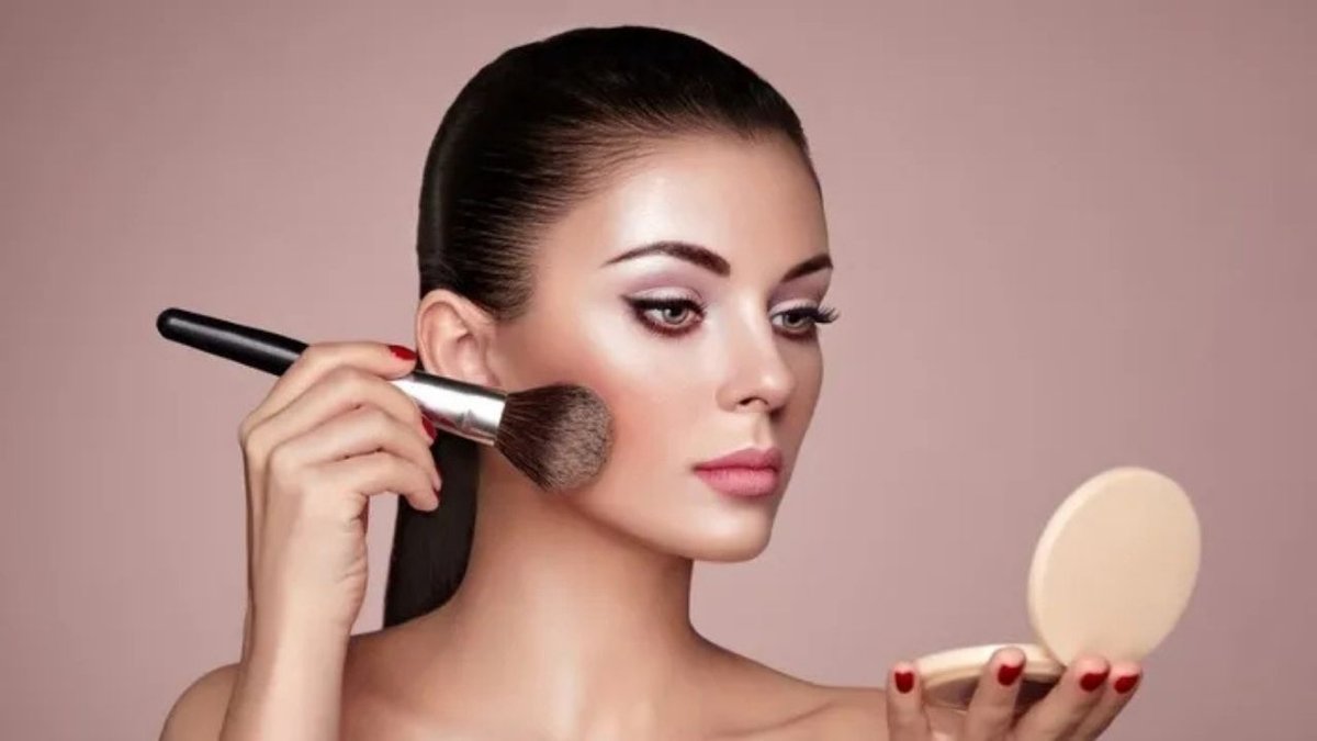 Highlighter Nedir ve Nasıl Uygulanır? Parlak Cilt İçin İpuçları