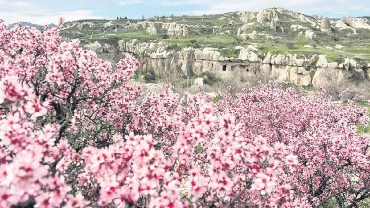 Kapadokya Bahar Renklerine Dönüşürken Doğu'da Kar Yağdı