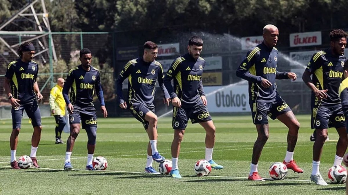 Fenerbahçe'de Önemli Değişiklik: 12 Futbolcu Takımdan Ayrılıyor